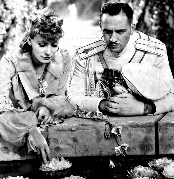 Greta_Garbo_and_Fredric_March_in_Anna_Karenina,_1935-B560